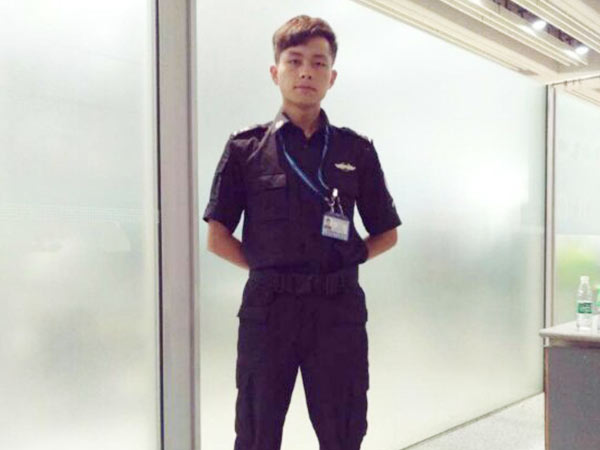 民航鐵路服務(wù)班學生高從國首都機場工作照